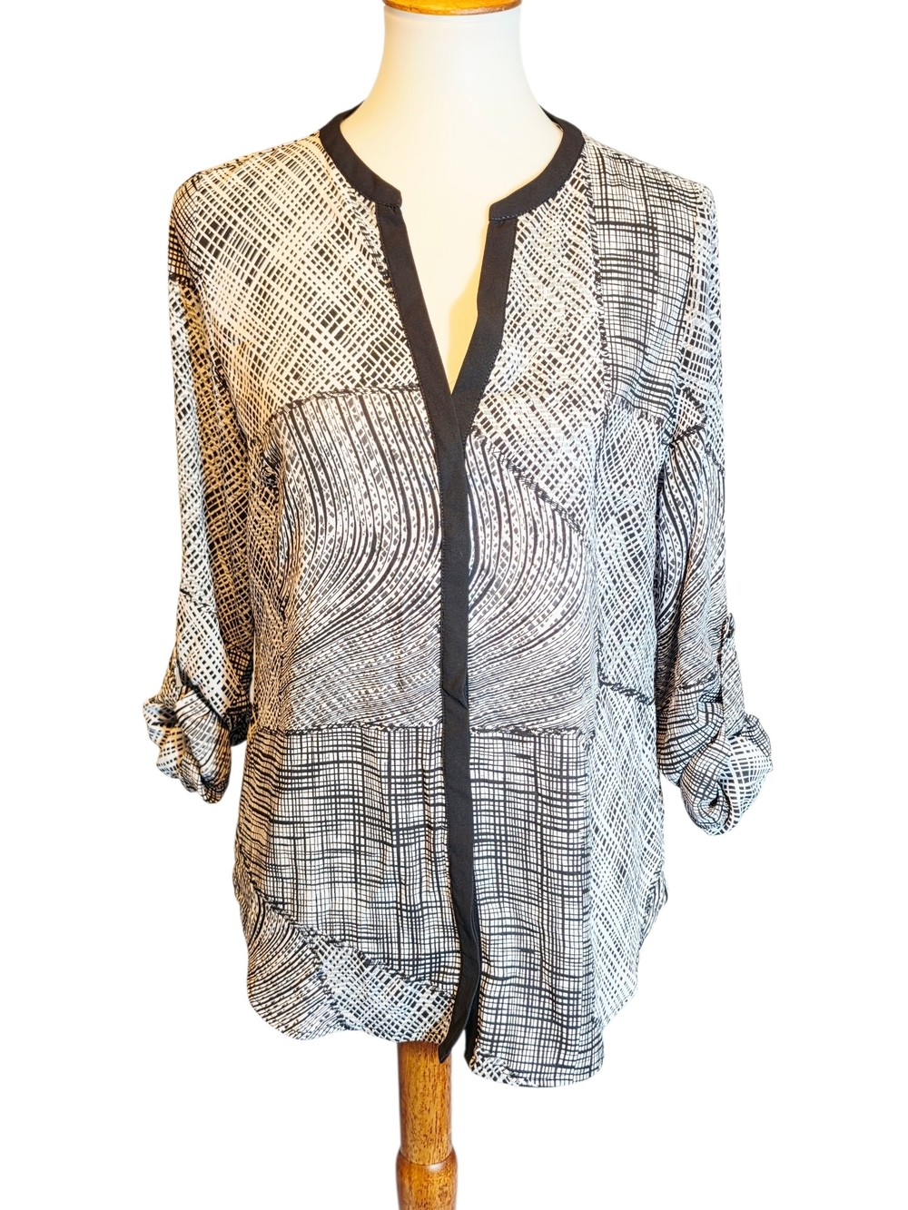 Sioni Black & White Abstract Printed V-Neck Blouse